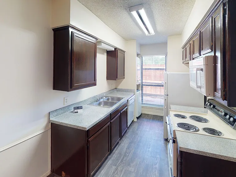 521 W Sycamore St — Photo 18