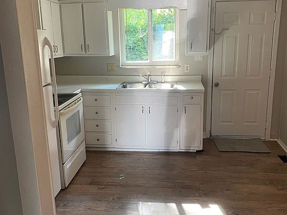 2nd image of 2258 N Hawthorne Ln APT 4