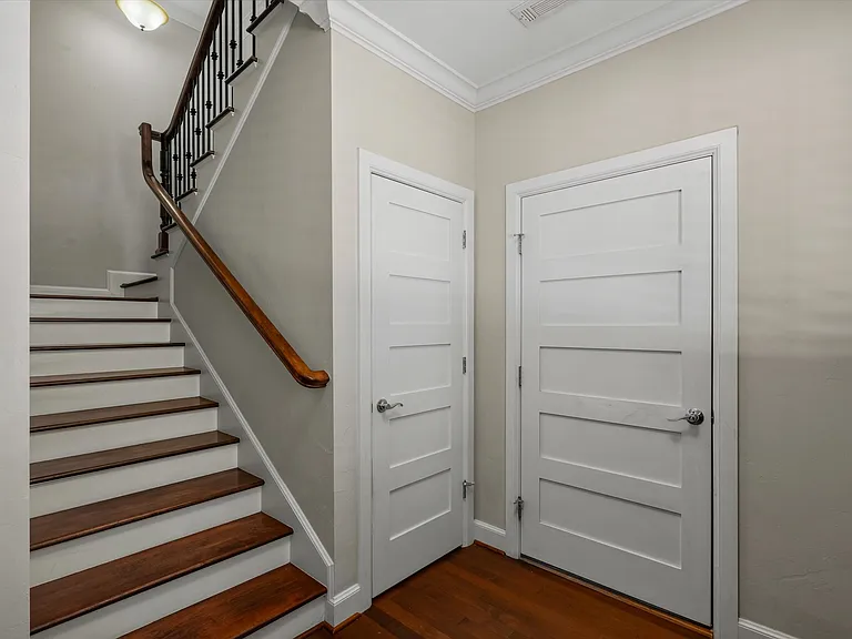 205 N Geary Ave — Photo 4