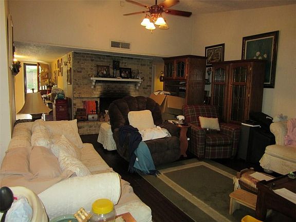 3rd image of 2909 Robin Hill Ln