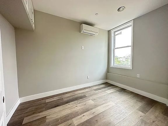 4th image of 474 Van Buren St #6