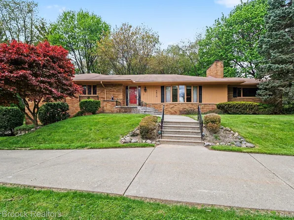 2870 Thedford Rd, Bloomfield Hills, MI 48304