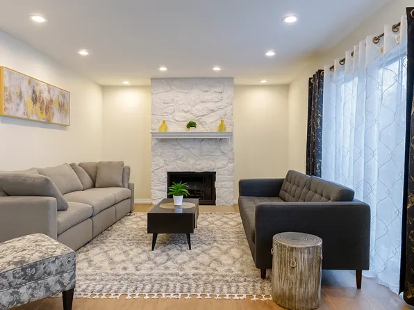 887 Saybrook Ln, Buffalo Grove, IL 60089