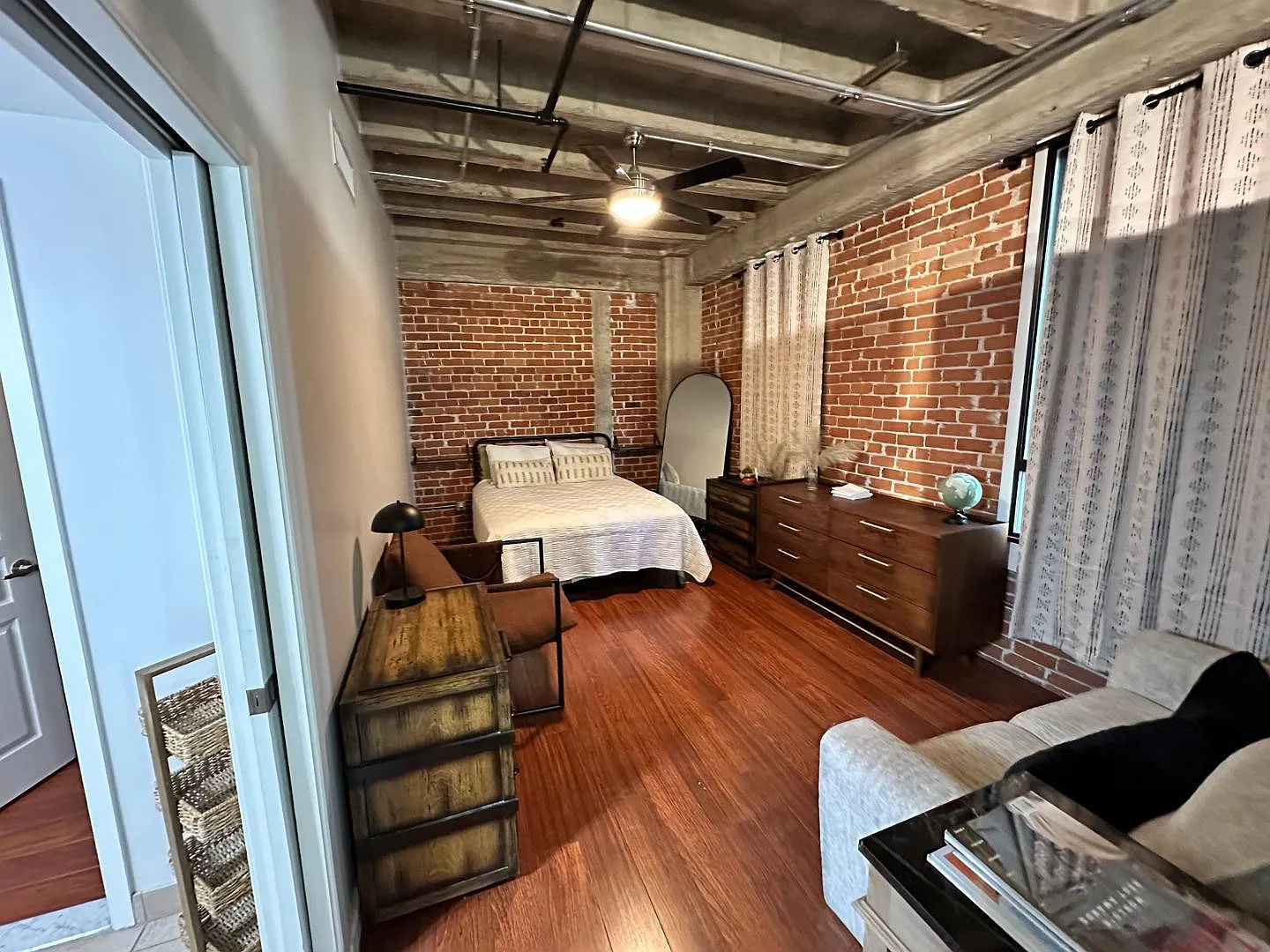 1 bed, 1.0 bath, 837 sqft, $2,899 — Photo 2