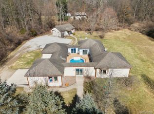 572 Casemer Rd, Lake Orion, MI 48360