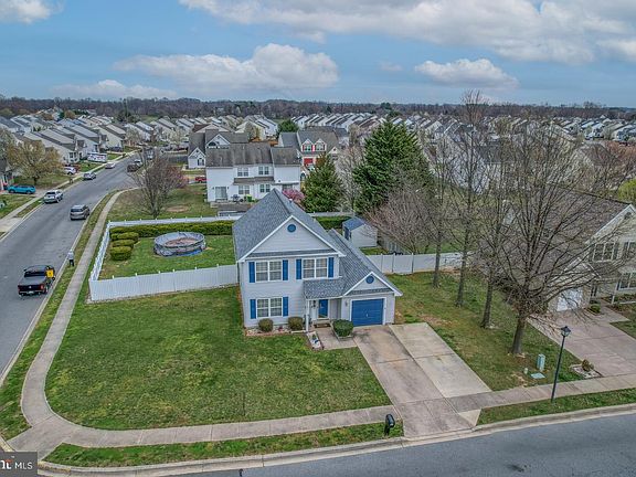 4th image of 557 Janvier Dr