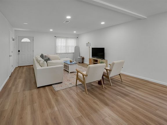 5th image of 2712 Larkin Ave