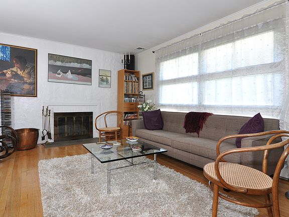 3rd image of 28 Larchmont St