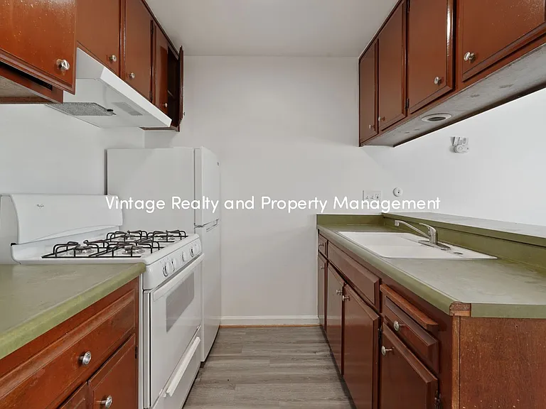 110 E Grove St — Photo 35