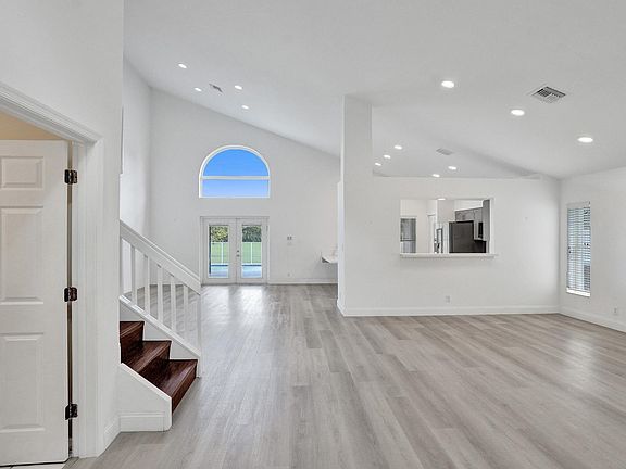 5th image of 10729 EDINBURGH Street