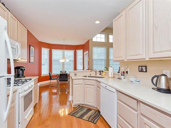 3rd image of 22 Crown Cir