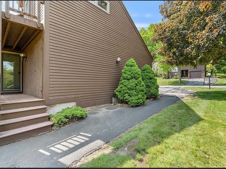 9 Cornwall Ln — Photo 5