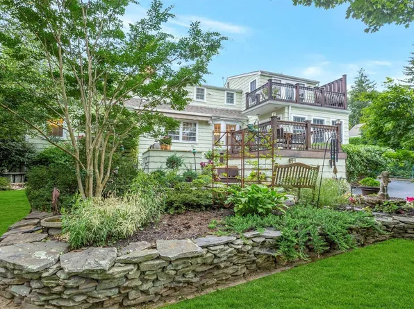 32 Cannon Ct, Huntington, NY 11743