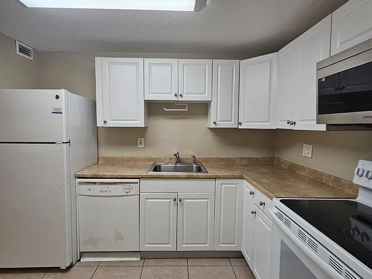 4324 NW 9th Ave #6-1C — Photo 6