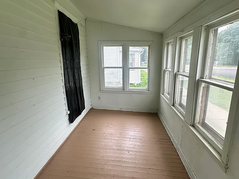 430 S Egan Ave — Photo 3