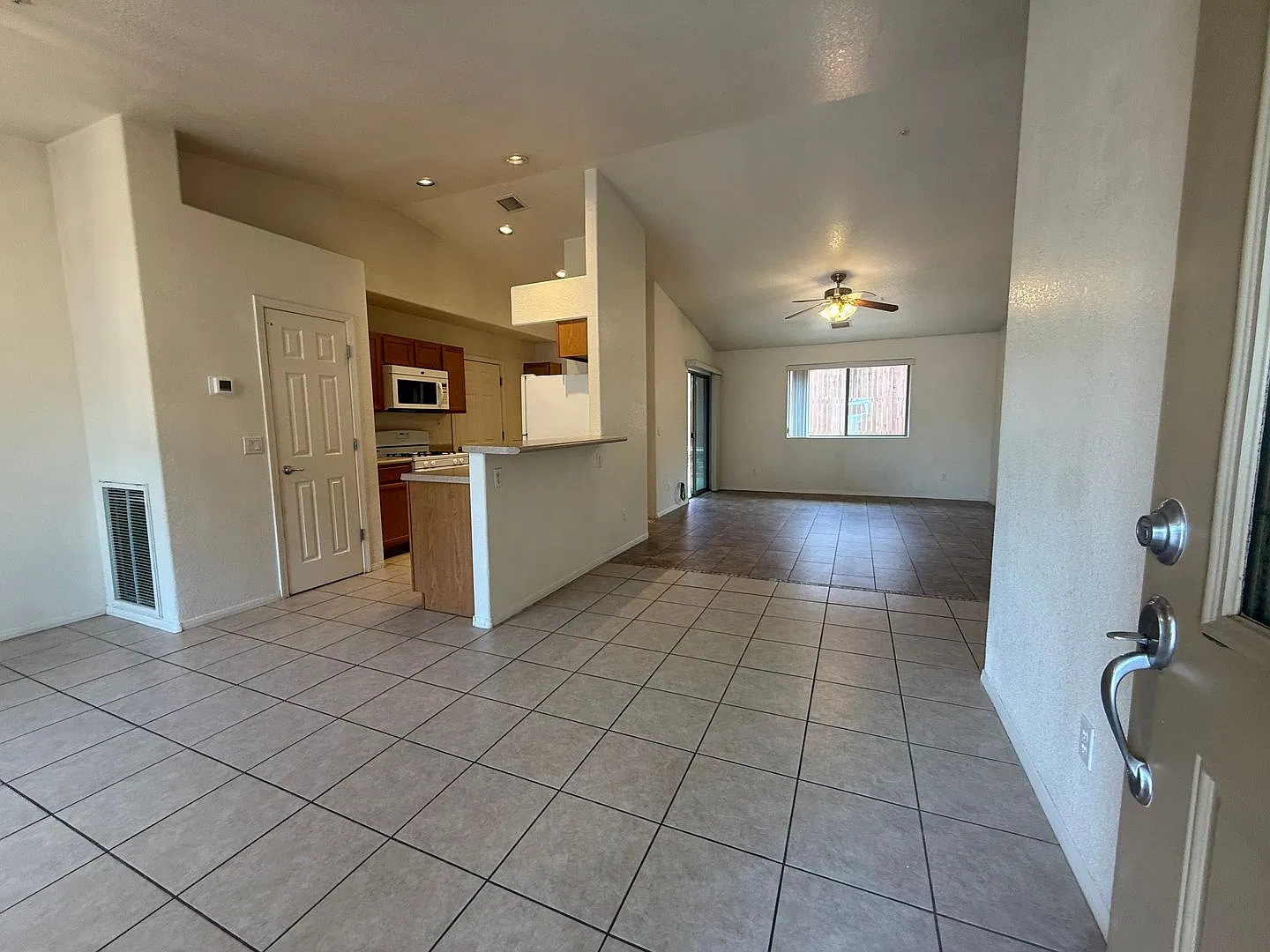 2 bed, 2.0 bath, 1272 sqft, $1,560 — Photo 2