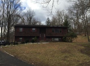 2 Red Oak Ln, Spring Valley, NY 10977