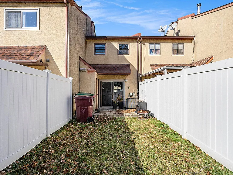 2280 Suzann Dr — Photo 26