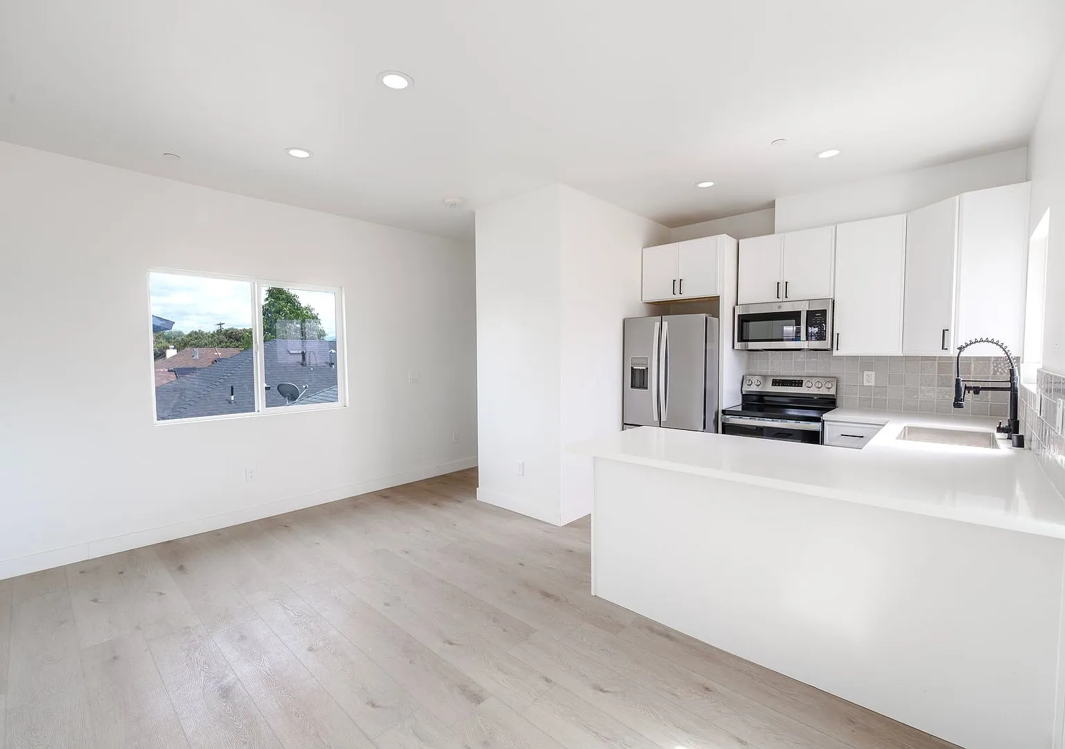 2860 Webster Ave — Photo 4