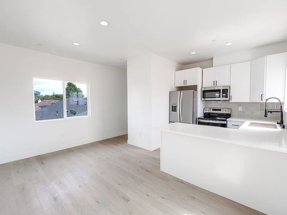 2860 Webster Ave