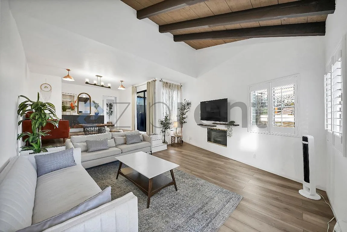 Building Photo - 10444 Canoga Ave #40