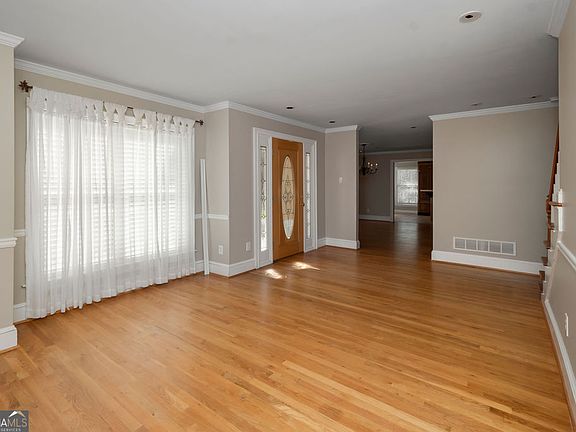 4th image of 105 Oak Ridge Dr