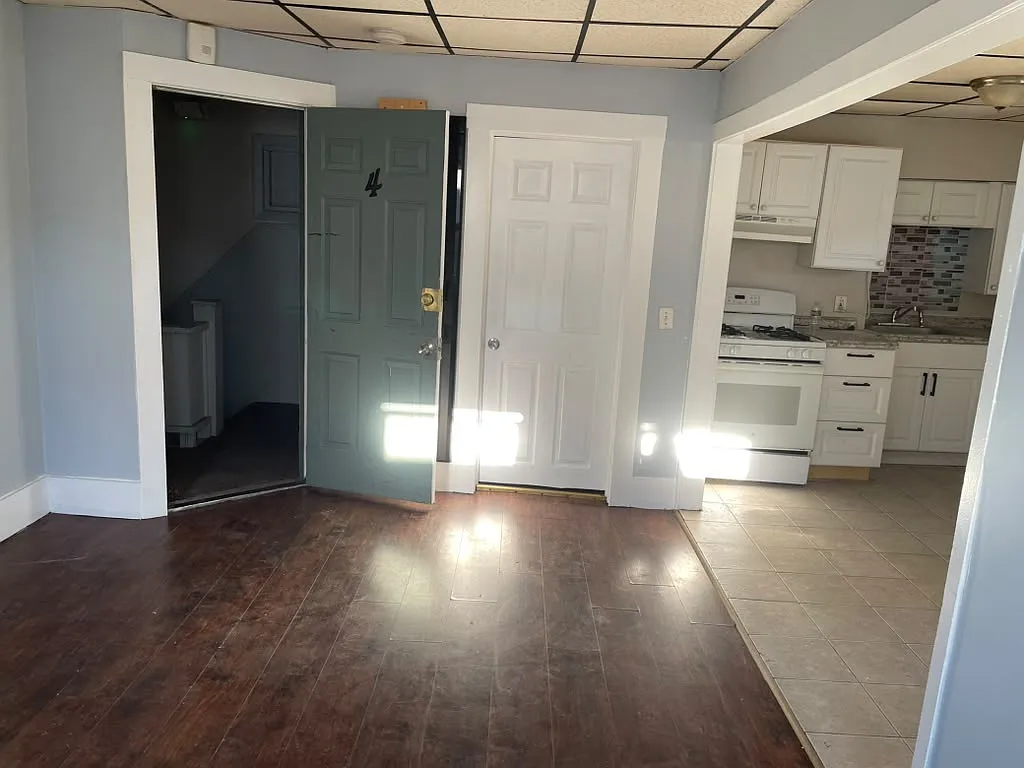 2 bed, 510 sqft, $1,900 — Photo 2