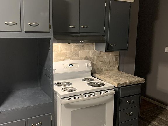 New oven/stove range in the kitchen