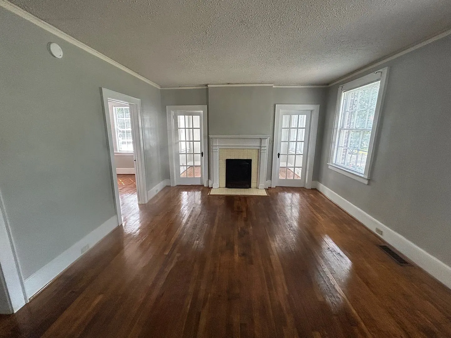 3 Bedrooms | 1 Bathroom | USC Area Upstairs Duplex — Photo 4