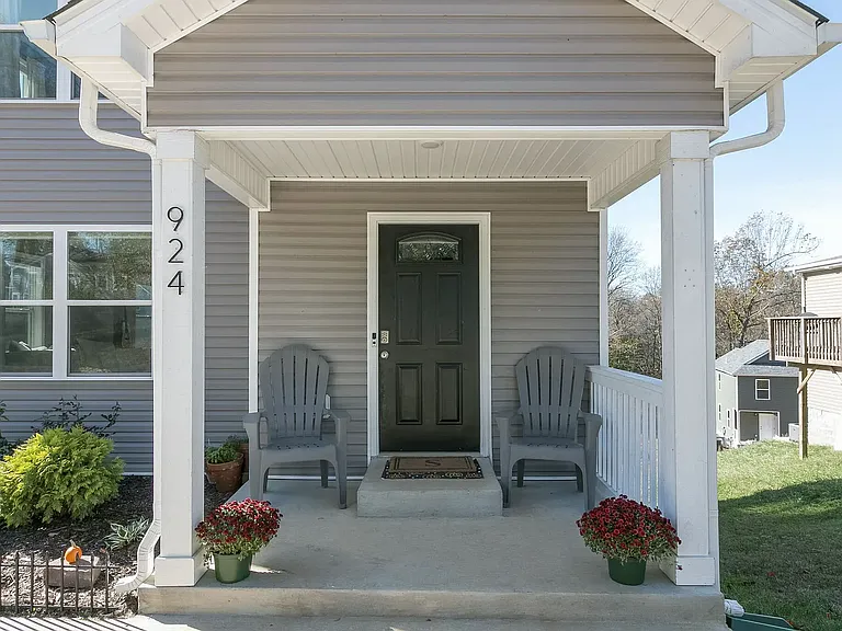 924 E Happy Hollow Dr — Photo 1