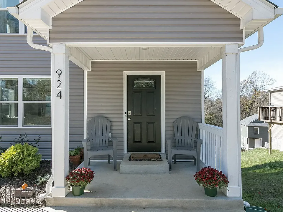 924 E Happy Hollow Dr