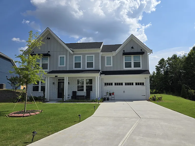 121 Linden Ct — Photo 1