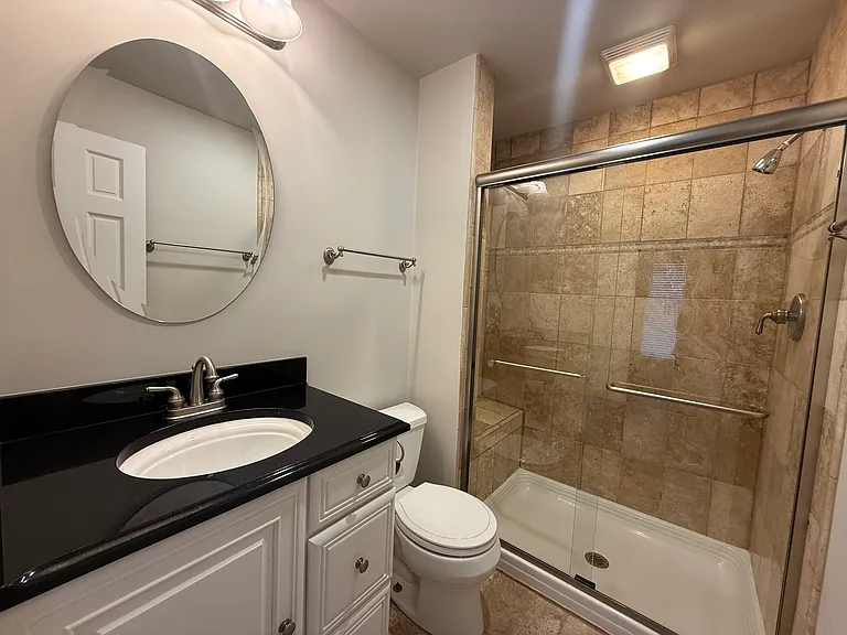 611 E Davis St — Photo 14