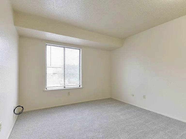Granada Apartments — Photo 13