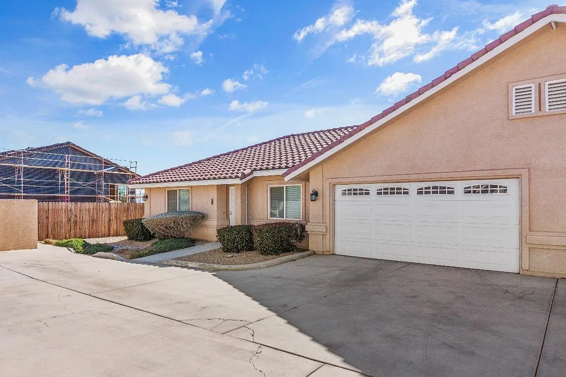 Unit Photo - 16201 Viho Rd #4