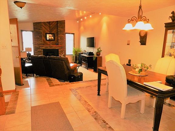 3rd image of 1304 Laurel Dr #10