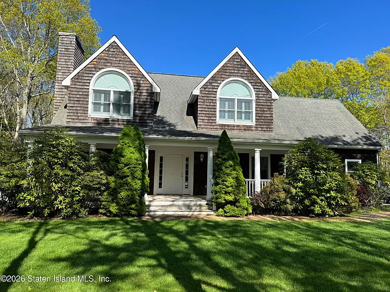 4 Bennett Dr — Photo 1