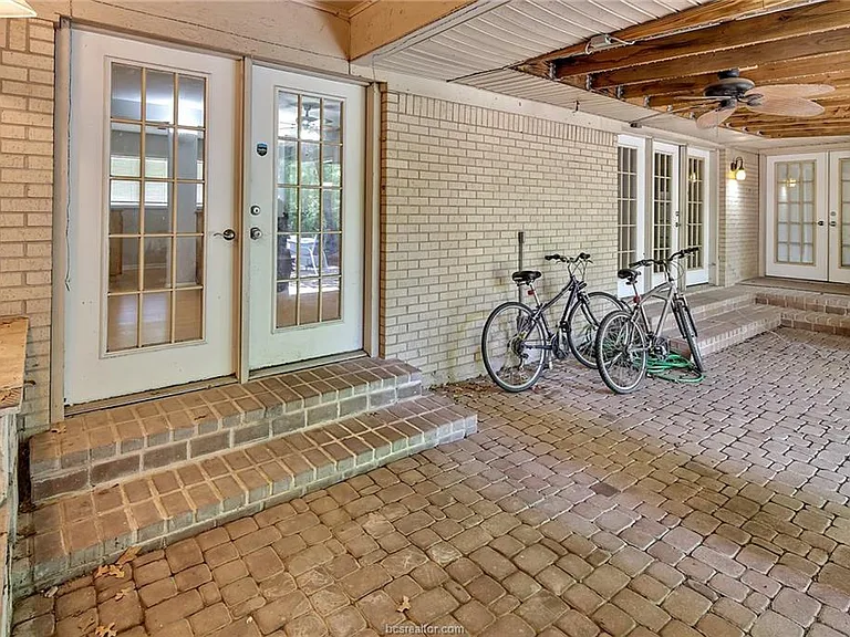 305 Brookside Dr W — Photo 39