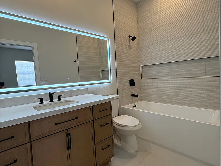Bathroom - Upper - Hall