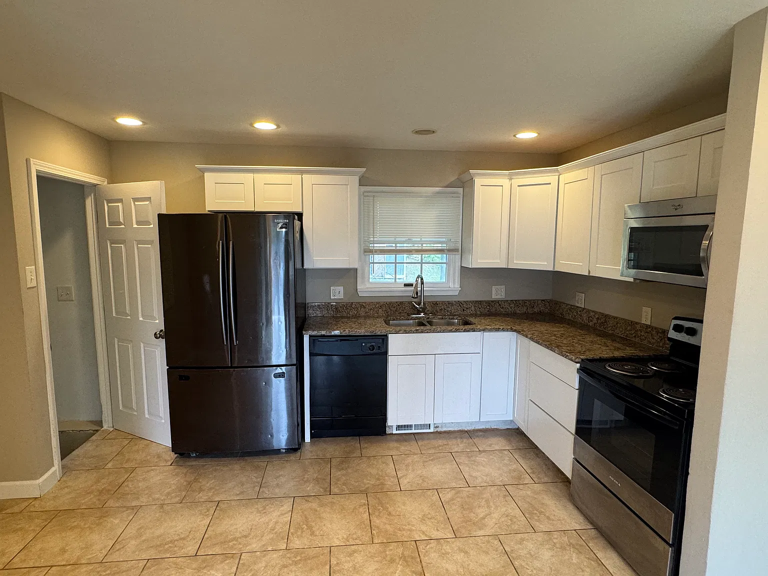 3 bed, 864 sqft, $1,595 — Photo 2