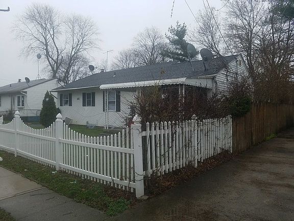 3rd image of 16 Abingdon Ave