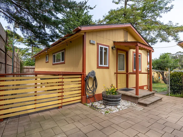 224 Winona Ave — Photo 2