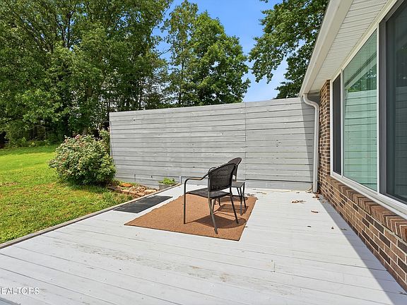 5th image of 211 Farmington Trl