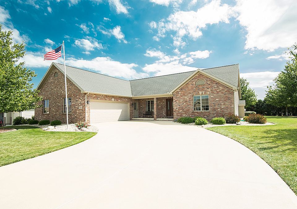 Front of home w/ front porch