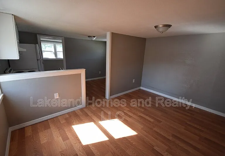 1060 1/2 E Wabash St — Photo 6
