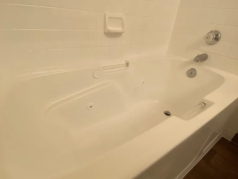 Willow Creek Apartments — Photo 31