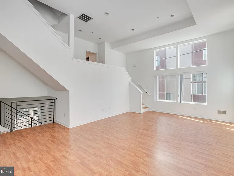 228 W George St #218 — Photo 44