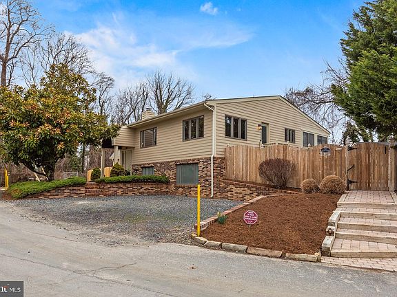 4th image of 218 Lees Ln