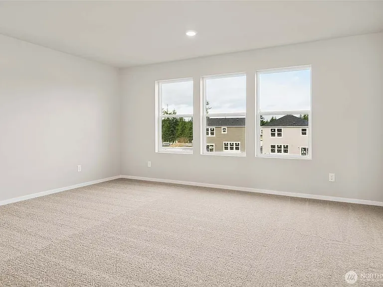 4039 23rd Ave NE — Photo 7