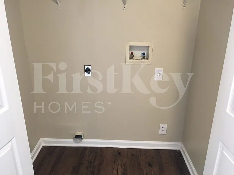 3393 Woods Dr — Photo 10